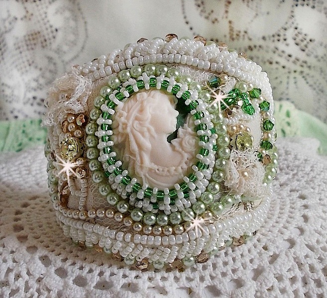 Bracelet S&eacute;duction Charme brod&eacute; avec un cabochon Fimo fait main repr&eacute;sentant une femme avec des fleurs orn&eacute; de perles Tilleul et Ivoire, s&rsquo;ajoute des toupies, chatons Jaune et rocailles