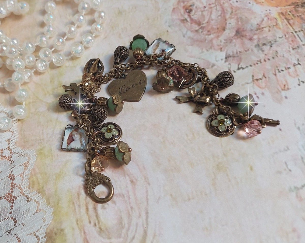 Bracelet Temps d&rsquo;une Folie avec breloques : c&oelig;ur, perles, gouttes filigran&eacute;es, fleurs &eacute;maill&eacute;es, perles rondes, cabochons carr&eacute;s et perles rondes en Verre. Mont&eacute;s sur cha&icirc;nes et fermoir en T Bronze