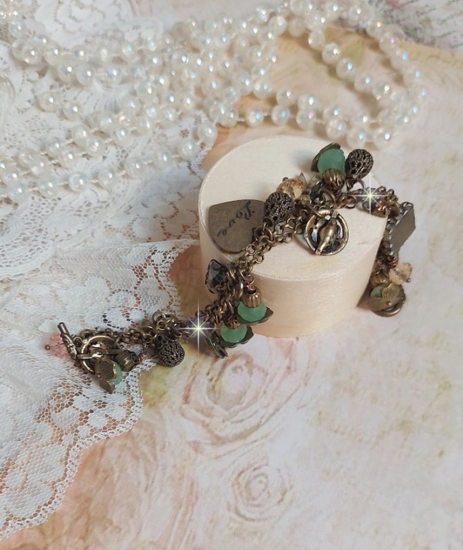 Bracelet Temps d&rsquo;une Folie avec breloques : c&oelig;ur, perles, gouttes filigran&eacute;es, fleurs &eacute;maill&eacute;es, perles rondes, cabochons carr&eacute;s et perles rondes en Verre. Mont&eacute;s sur cha&icirc;nes et fermoir en T Bronze