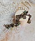Bracelet Temps d&rsquo;une Folie avec breloques : c&oelig;ur, perles, gouttes filigran&eacute;es, fleurs &eacute;maill&eacute;es, perles rondes, cabochons carr&eacute;s et perles rondes en Verre. Mont&eacute;s sur cha&icirc;nes et fermoir en T Bronze