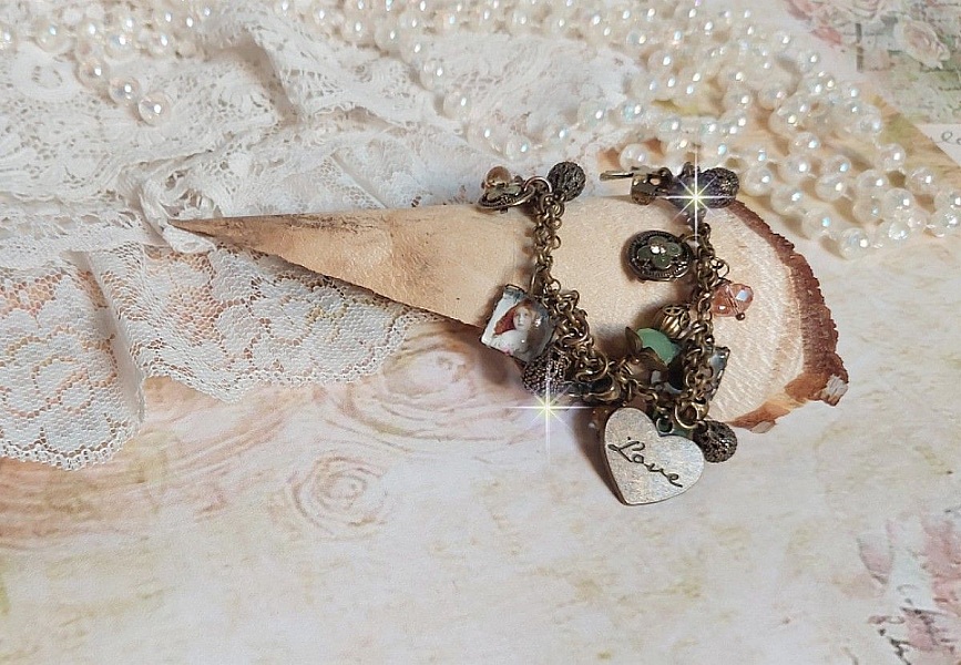 Bracelet Temps d&rsquo;une Folie avec breloques : c&oelig;ur, perles, gouttes filigran&eacute;es, fleurs &eacute;maill&eacute;es, perles rondes, cabochons carr&eacute;s et perles rondes en Verre. Mont&eacute;s sur cha&icirc;nes et fermoir en T Bronze