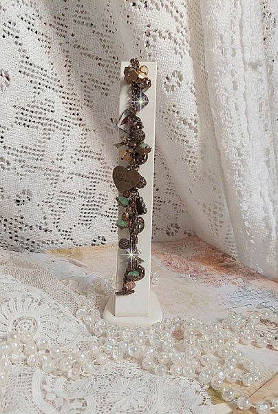 Bracelet Temps d&rsquo;une Folie avec breloques : c&oelig;ur, perles, gouttes filigran&eacute;es, fleurs &eacute;maill&eacute;es, perles rondes, cabochons carr&eacute;s et perles rondes en Verre. Mont&eacute;s sur cha&icirc;nes et fermoir en T Bronze