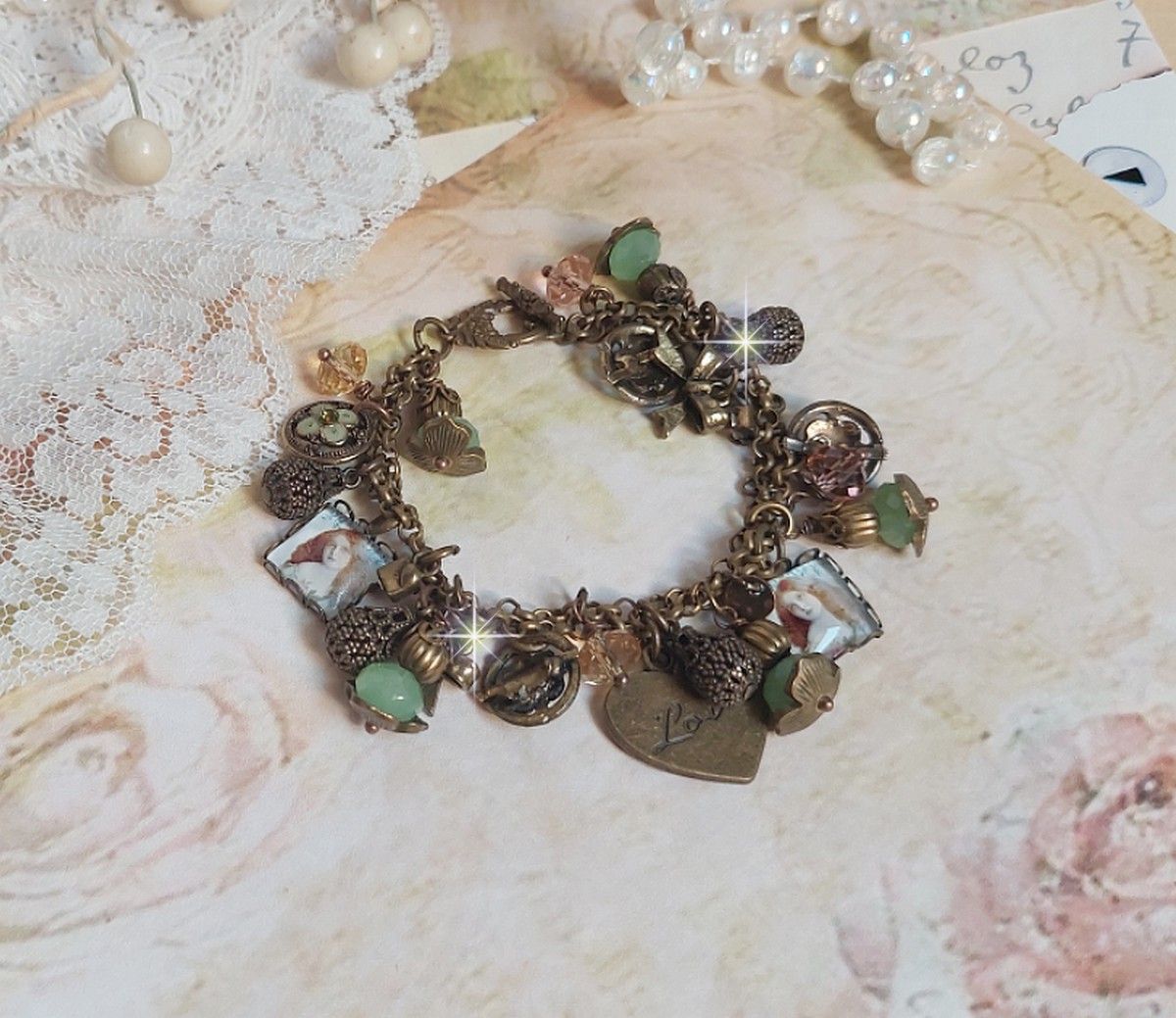 Bracelet Temps d&rsquo;une Folie avec breloques : c&oelig;ur, perles, gouttes filigran&eacute;es, fleurs &eacute;maill&eacute;es, perles rondes, cabochons carr&eacute;s et perles rondes en Verre. Mont&eacute;s sur cha&icirc;nes et fermoir en T Bronze