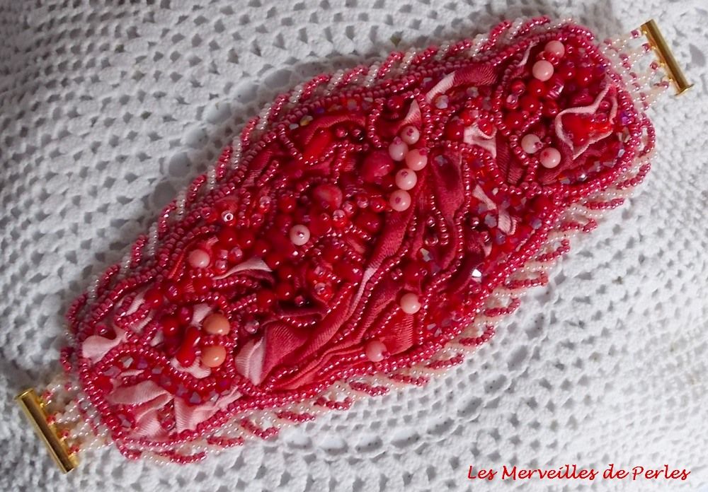 Bracelet Coralie manchette brod&eacute; avec des coraux Rouges, des Rose Light et des rocailles