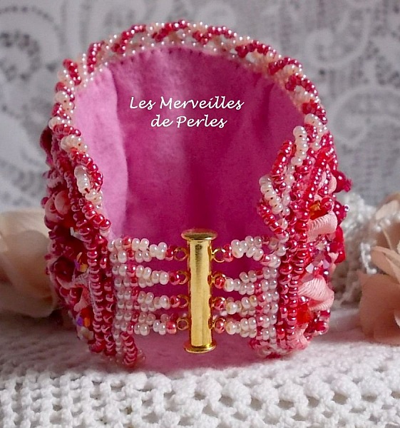 Bracelet Coralie manchette brod&eacute; avec des coraux Rouges, des Rose Light et des rocailles