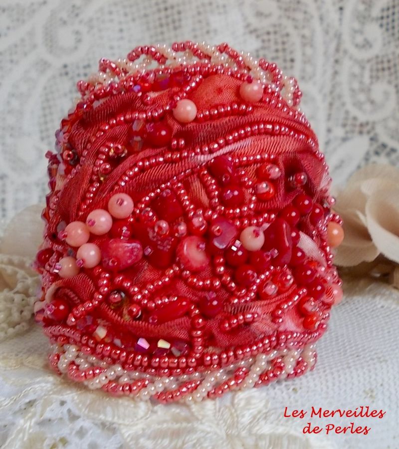Bracelet Coralie manchette brod&eacute; avec des coraux Rouges, des Rose Light et des rocailles