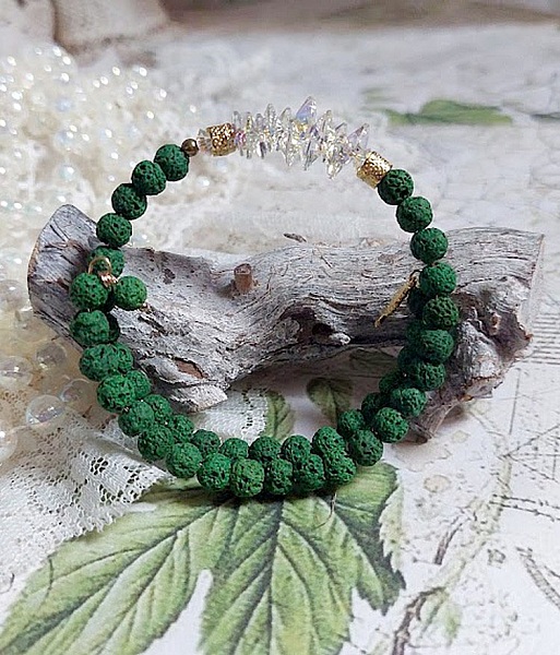 Bracelet bohème en pierres de lave vert émeraude et cristal.