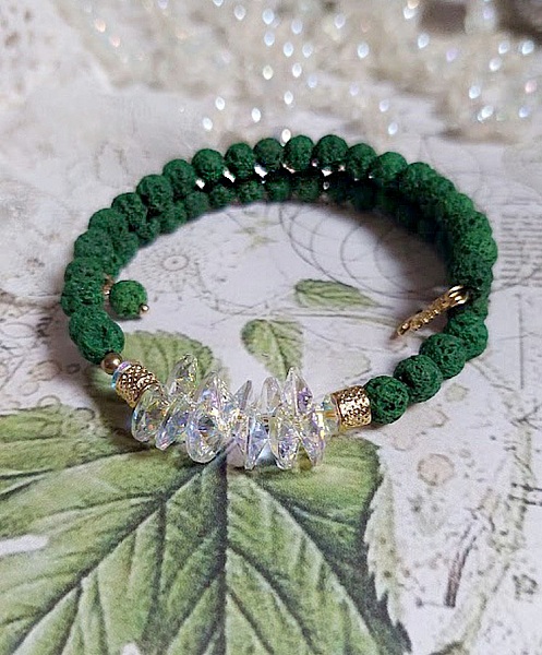 Bracelet bohème en pierres de lave vert émeraude et cristaux.