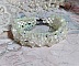 Bracelet V&eacute;nus mont&eacute; avec une cascade de cristaux : toupies et navettes en Cristal AB ainsi que les facettes de couleur Blanche et Beige Opaque de qualit&eacute; AB, puis perl&eacute; de rocailles nacr&eacute;es 