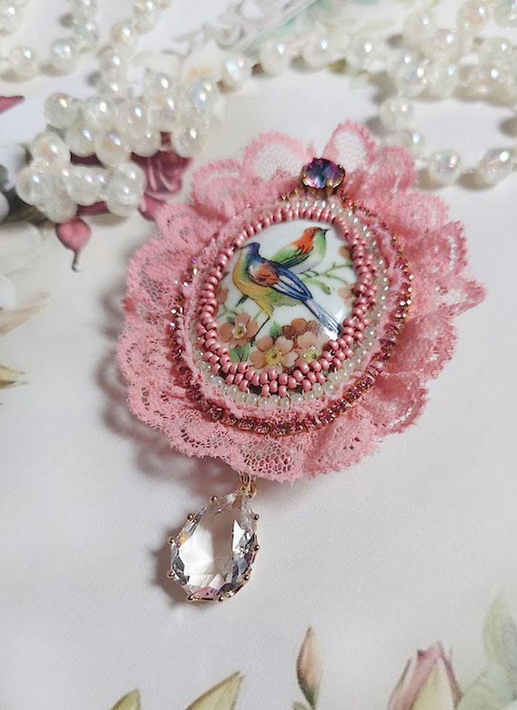 Broche Amour d&rsquo;oiseaux brod&eacute;e avec cabochon porcelaine de limoge, perle cristal, dentelle et pendentif cristal de verre