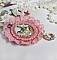 Broche Amour d&rsquo;oiseaux brod&eacute;e avec cabochon porcelaine de limoge, perle cristal, dentelle et pendentif cristal de verre