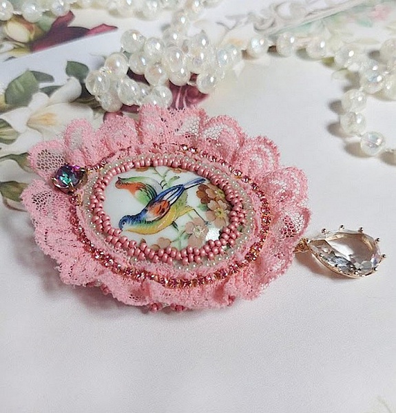 Broche Amour d&rsquo;oiseaux brod&eacute;e avec cabochon porcelaine de limoge, perle cristal, dentelle et pendentif cristal de verre