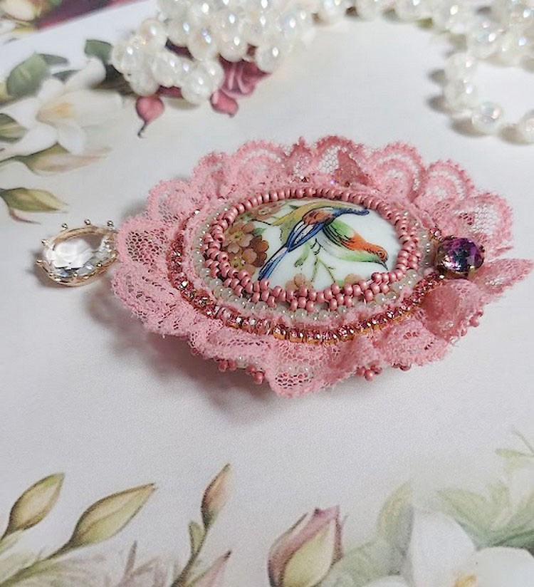 Broche Amour d&rsquo;oiseaux brod&eacute;e avec cabochon porcelaine de limoge, perle cristal, dentelle et pendentif cristal de verre