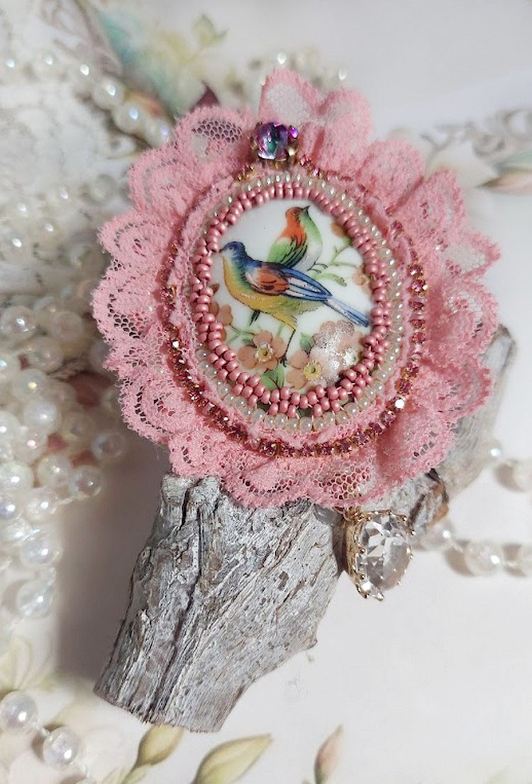 Broche Amour d&rsquo;oiseaux brod&eacute;e avec cabochon porcelaine de limoge, perle cristal, dentelle et pendentif cristal de verre