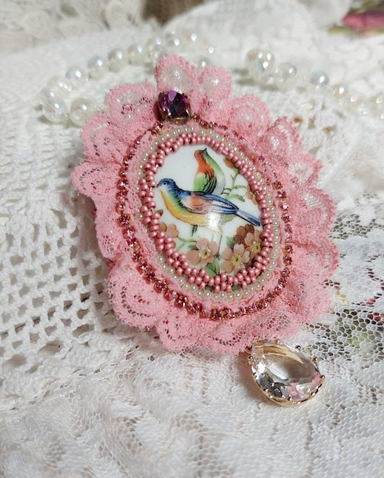 Broche Amour d&rsquo;oiseaux brod&eacute;e avec cabochon porcelaine de limoge, perle cristal, dentelle et pendentif cristal de verre