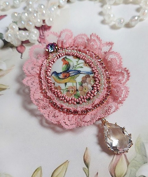 Broche Amour d&rsquo;oiseaux brod&eacute;e avec cabochon porcelaine de limoge, perle cristal, dentelle et pendentif cristal de verre