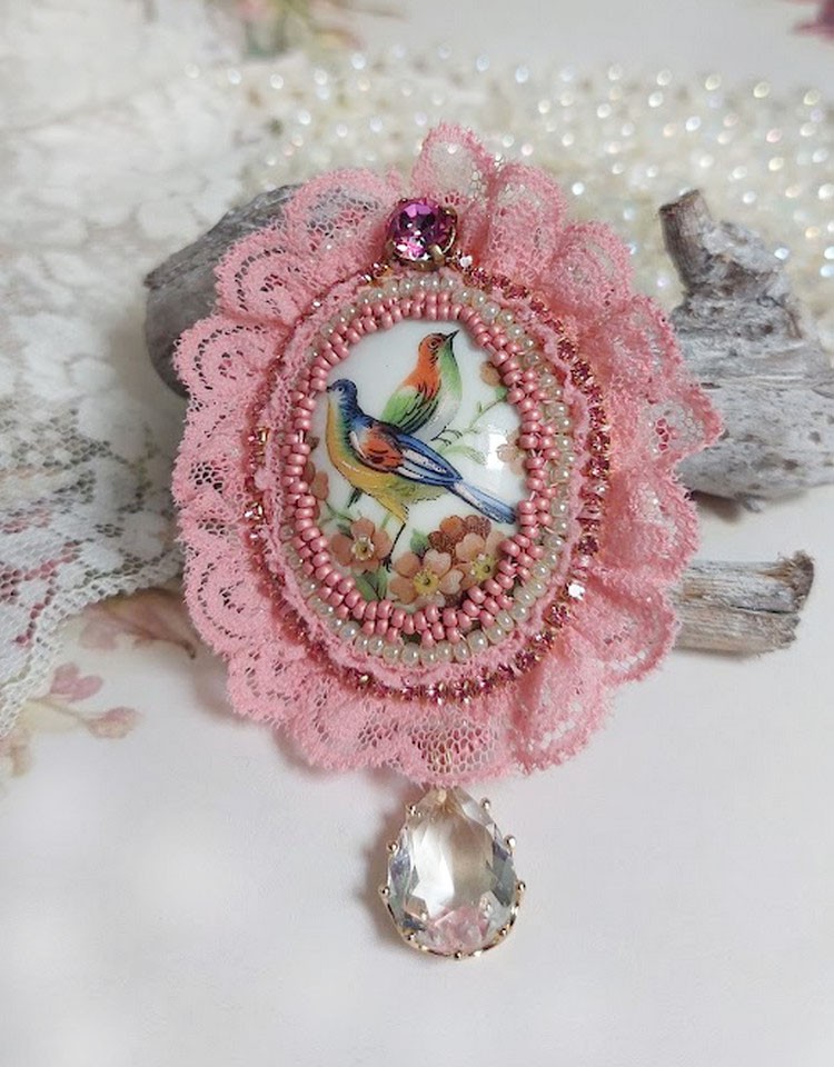 Broche Amour d&rsquo;oiseaux brod&eacute;e avec cabochon porcelaine de limoge, perle cristal, dentelle et pendentif cristal de verre