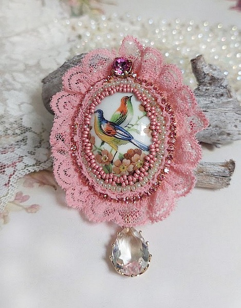 Broche Amour d&rsquo;oiseaux brod&eacute;e avec cabochon porcelaine de limoge, perle cristal, dentelle et pendentif cristal de verre
