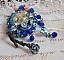 Broche Ang&eacute;line baroque tr&egrave;s ancienne relook&eacute;e sur une broderie avec un tr&egrave;s ancien cabochon en verre, des roses en r&eacute;sine et des rocailles