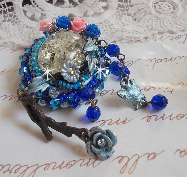 Broche Ang&eacute;line baroque tr&egrave;s ancienne relook&eacute;e sur une broderie avec un tr&egrave;s ancien cabochon en verre, des roses en r&eacute;sine et des rocailles