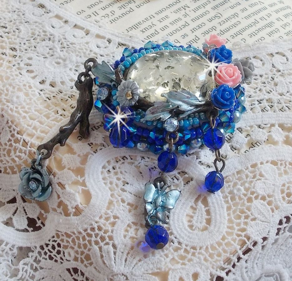 Broche Ang&eacute;line baroque tr&egrave;s ancienne relook&eacute;e sur une broderie avec un tr&egrave;s ancien cabochon en verre, des roses en r&eacute;sine et des rocailles