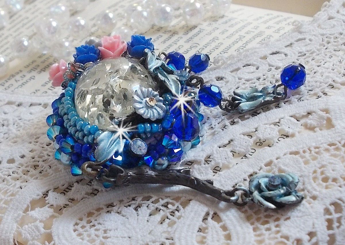 Broche Ang&eacute;line baroque tr&egrave;s ancienne relook&eacute;e sur une broderie avec un tr&egrave;s ancien cabochon en verre, des roses en r&eacute;sine et des rocailles