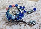 Broche Ang&eacute;line baroque tr&egrave;s ancienne relook&eacute;e sur une broderie avec un tr&egrave;s ancien cabochon en verre, des roses en r&eacute;sine et des rocailles