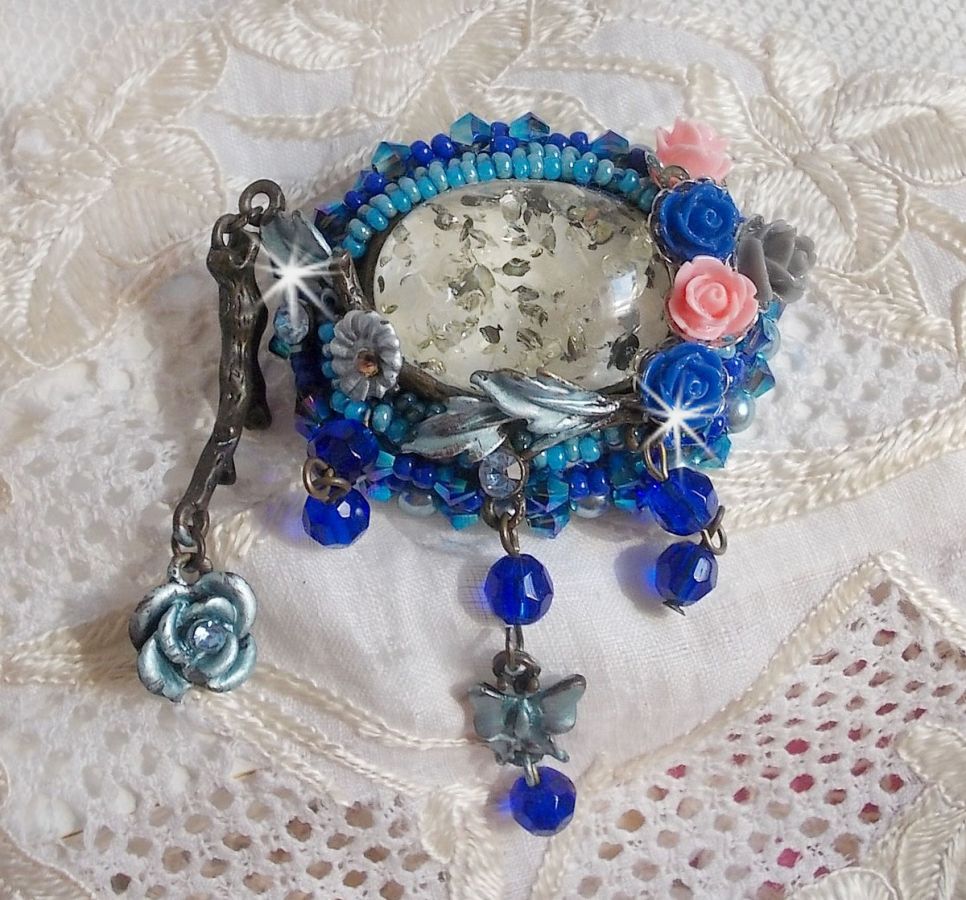 Broche Ang&eacute;line baroque tr&egrave;s ancienne relook&eacute;e sur une broderie avec un tr&egrave;s ancien cabochon en verre, des roses en r&eacute;sine et des rocailles