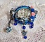 Broche Ang&eacute;line baroque tr&egrave;s ancienne relook&eacute;e sur une broderie avec un tr&egrave;s ancien cabochon en verre, des roses en r&eacute;sine et des rocailles