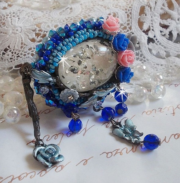 Broche Ang&eacute;line baroque tr&egrave;s ancienne relook&eacute;e sur une broderie avec un tr&egrave;s ancien cabochon en verre, des roses en r&eacute;sine et des rocailles