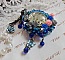 Broche Ang&eacute;line baroque tr&egrave;s ancienne relook&eacute;e sur une broderie avec un tr&egrave;s ancien cabochon en verre, des roses en r&eacute;sine et des rocailles