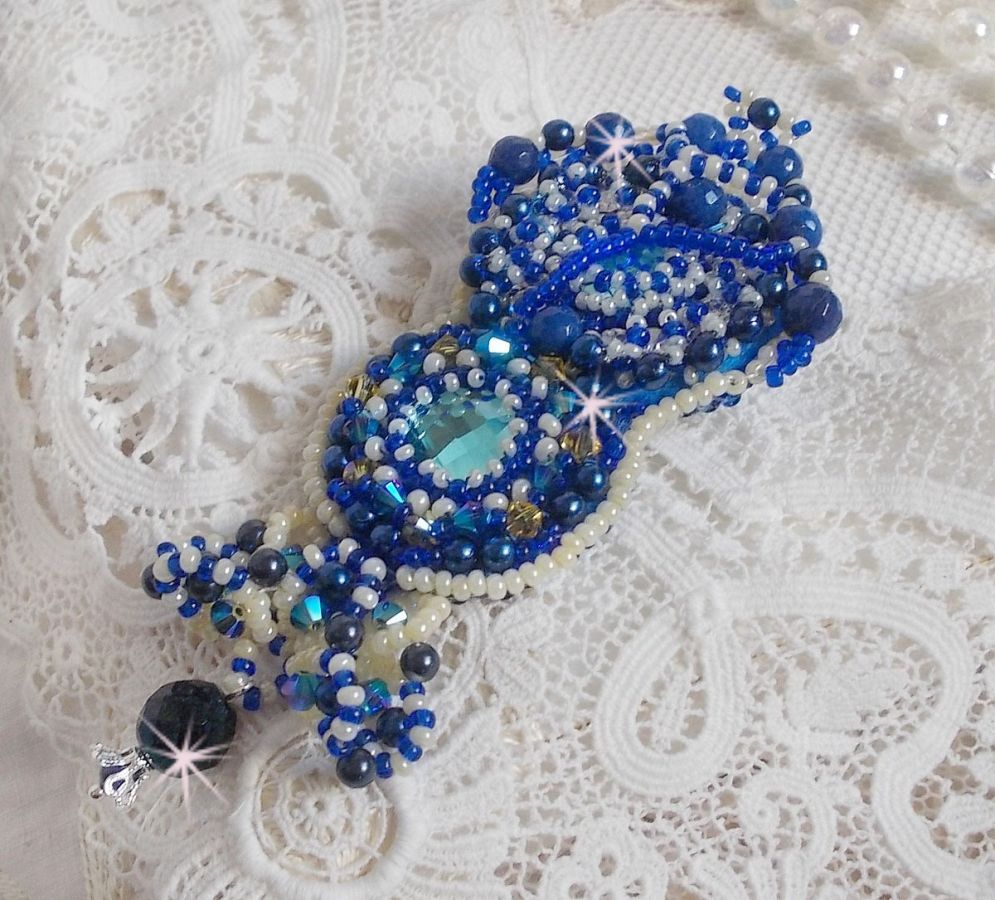 Broche Blue Palace Haute-Couture brod&eacute;e avec des Cristaux de Swarovski, des perles rondes nacr&eacute;es, des facettes en verre de boh&egrave;me et des rocailles