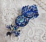 Broche Blue Palace Haute-Couture brod&eacute;e avec des Cristaux de Swarovski, des perles rondes nacr&eacute;es, des facettes en verre de boh&egrave;me et des rocailles