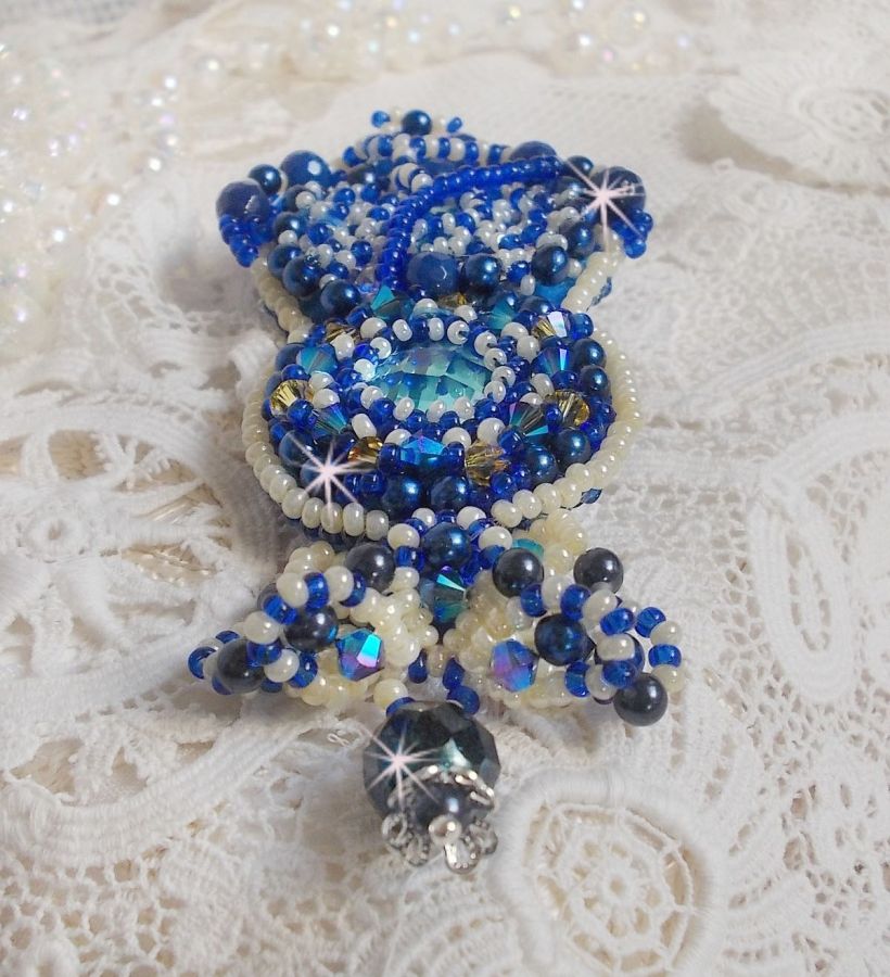 Broche Blue Palace Haute-Couture brod&eacute;e avec des Cristaux de Swarovski, des perles rondes nacr&eacute;es, des facettes en verre de boh&egrave;me et des rocailles