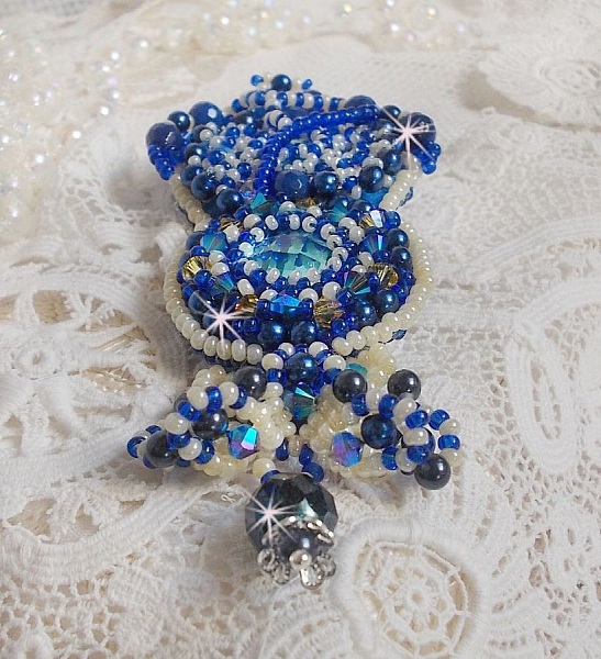 Broche Blue Palace Haute-Couture brod&eacute;e avec des Cristaux de Swarovski, des perles rondes nacr&eacute;es, des facettes en verre de boh&egrave;me et des rocailles