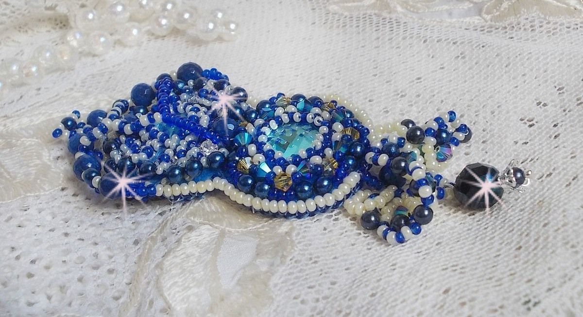 Broche Blue Palace Haute-Couture brod&eacute;e avec des Cristaux de Swarovski, des perles rondes nacr&eacute;es, des facettes en verre de boh&egrave;me et des rocailles