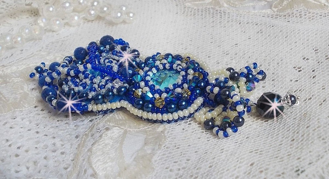 Broche Blue Palace Haute-Couture brod&eacute;e avec des Cristaux de Swarovski, des perles rondes nacr&eacute;es, des facettes en verre de boh&egrave;me et des rocailles