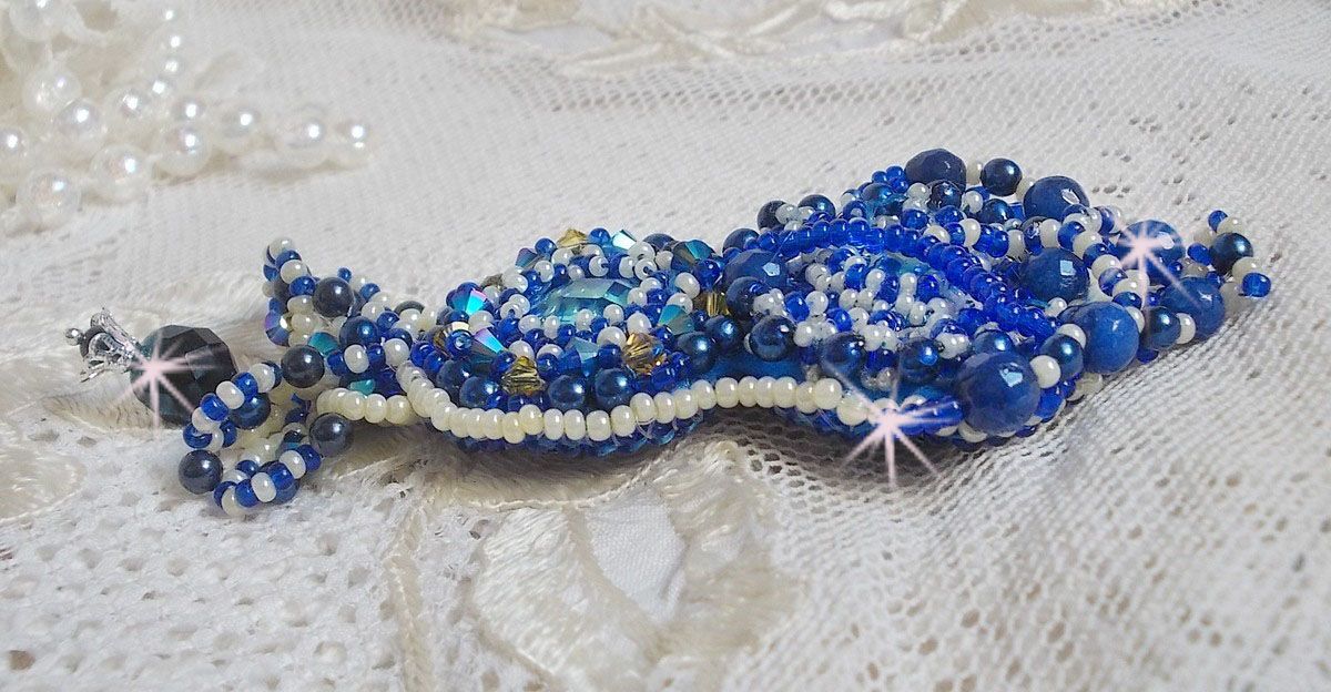 Broche Blue Palace Haute-Couture brod&eacute;e avec des Cristaux de Swarovski, des perles rondes nacr&eacute;es, des facettes en verre de boh&egrave;me et des rocailles