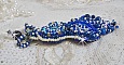 Broche Blue Palace Haute-Couture brod&eacute;e avec des Cristaux de Swarovski, des perles rondes nacr&eacute;es, des facettes en verre de boh&egrave;me et des rocailles