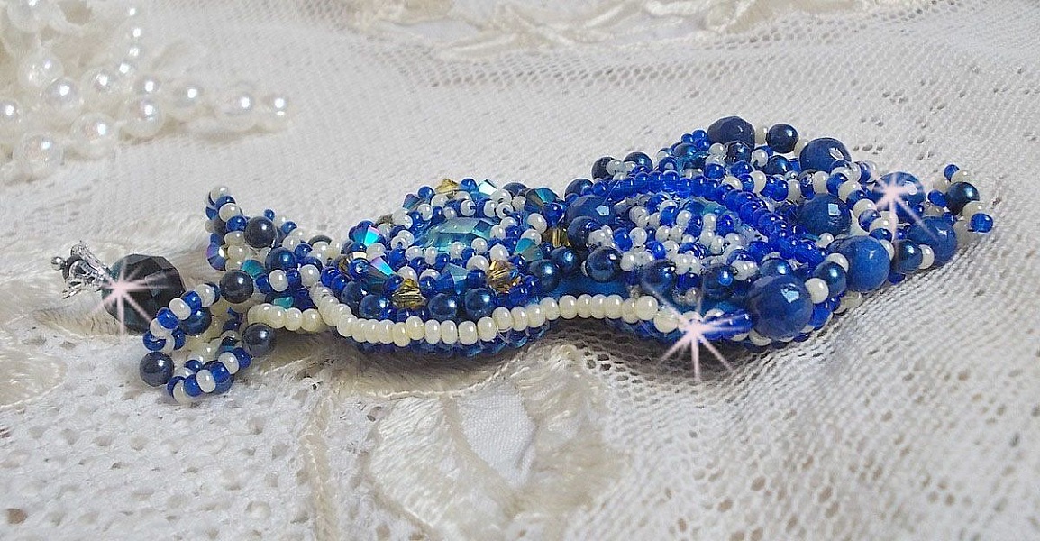 Broche Blue Palace Haute-Couture brod&eacute;e avec des Cristaux de Swarovski, des perles rondes nacr&eacute;es, des facettes en verre de boh&egrave;me et des rocailles