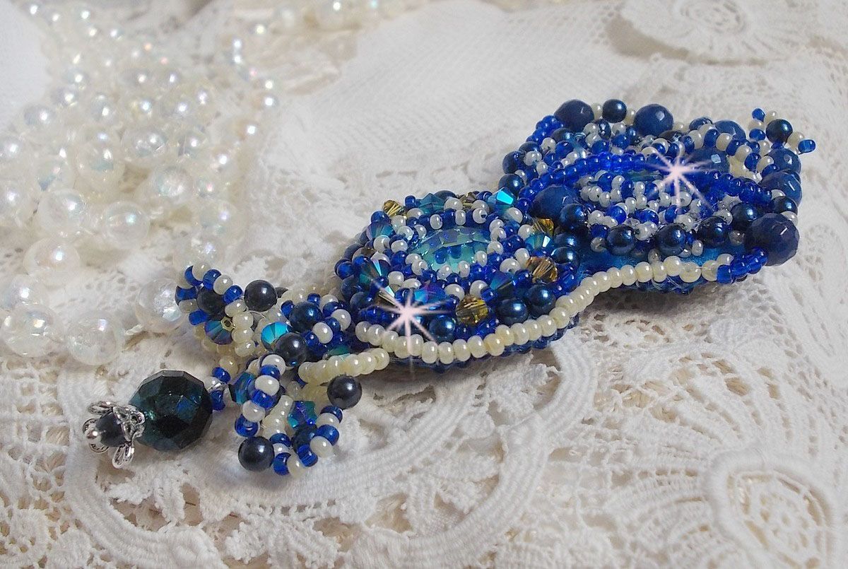 Broche Blue Palace Haute-Couture brod&eacute;e avec des Cristaux de Swarovski, des perles rondes nacr&eacute;es, des facettes en verre de boh&egrave;me et des rocailles