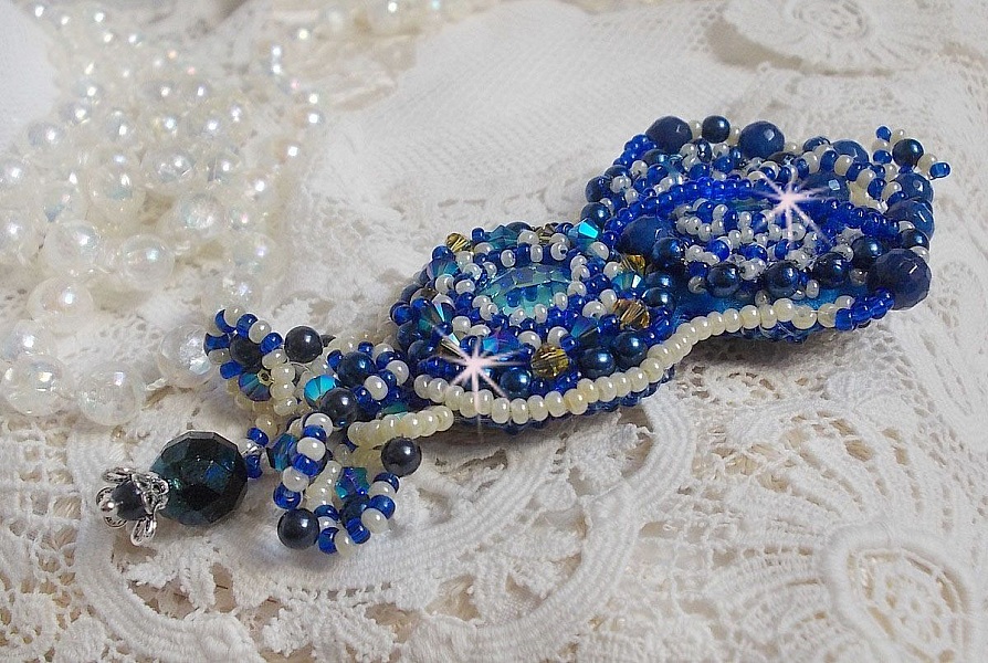 Broche Blue Palace Haute-Couture brod&eacute;e avec des Cristaux de Swarovski, des perles rondes nacr&eacute;es, des facettes en verre de boh&egrave;me et des rocailles