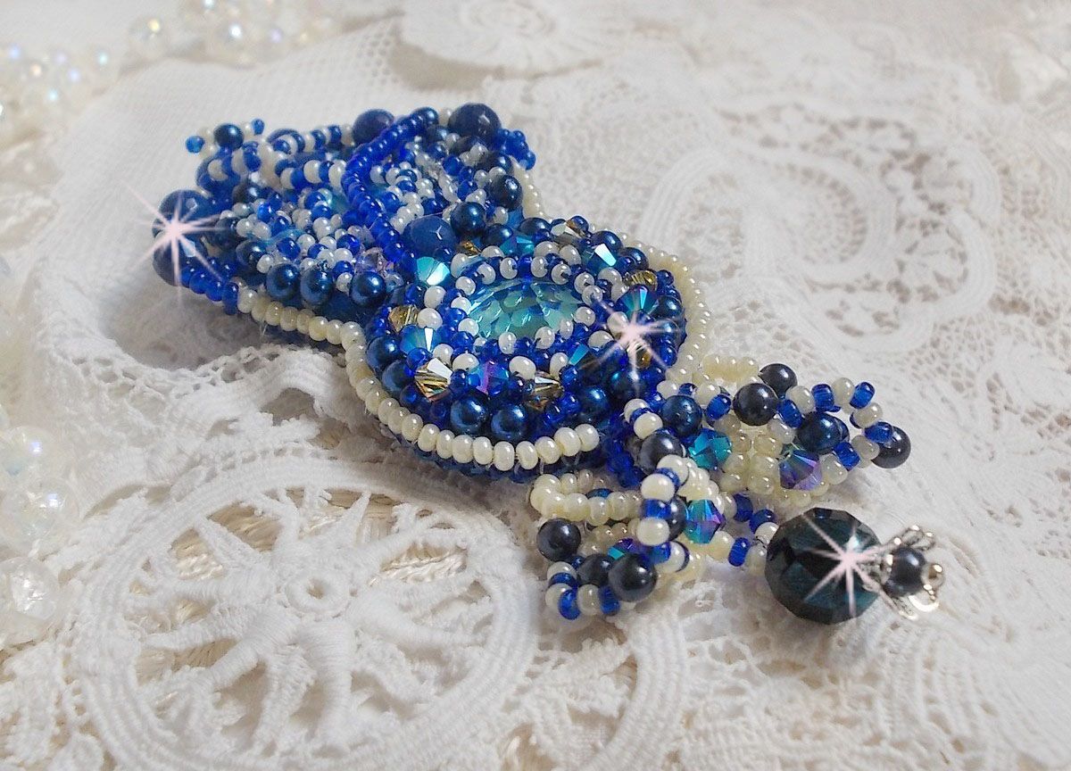 Broche Blue Palace Haute-Couture brod&eacute;e avec des Cristaux de Swarovski, des perles rondes nacr&eacute;es, des facettes en verre de boh&egrave;me et des rocailles