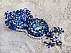 Broche Blue Palace Haute-Couture brod&eacute;e avec des Cristaux de Swarovski, des perles rondes nacr&eacute;es, des facettes en verre de boh&egrave;me et des rocailles