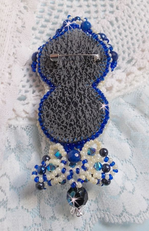 Broche Blue Palace Haute-Couture brod&eacute;e avec des Cristaux de Swarovski, des perles rondes nacr&eacute;es, des facettes en verre de boh&egrave;me et des rocailles