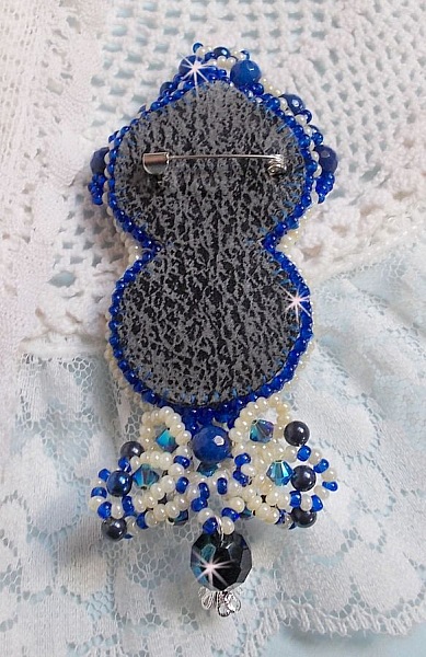 Broche Blue Palace Haute-Couture brod&eacute;e avec des Cristaux de Swarovski, des perles rondes nacr&eacute;es, des facettes en verre de boh&egrave;me et des rocailles