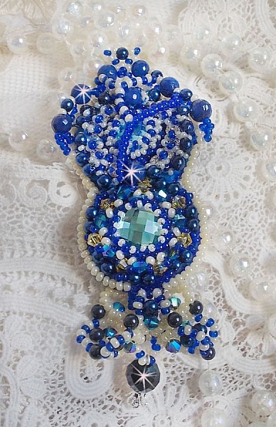 Broche Blue Palace Haute-Couture brod&eacute;e avec des Cristaux de Swarovski, des perles rondes nacr&eacute;es, des facettes en verre de boh&egrave;me et des rocailles