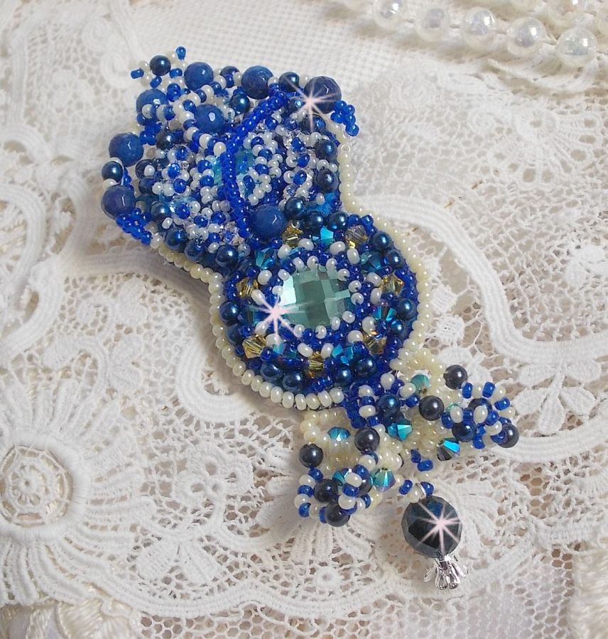 Broche Blue Palace Haute-Couture brod&eacute;e avec des Cristaux de Swarovski, des perles rondes nacr&eacute;es, des facettes en verre de boh&egrave;me et des rocailles