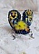 Broche artisanale bleue et jaune brodée de perles et cristaux.