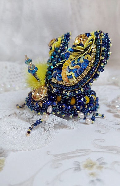 Broche artisanale bleue et jaune brodée de perles et cristaux.
